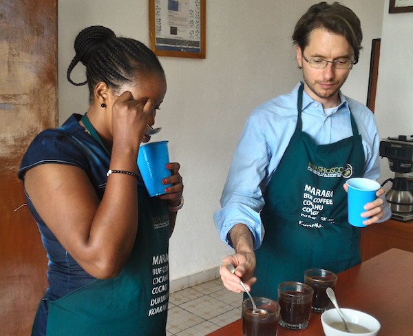 Eugenie Mukandanga, Rösterin und Quality Control Officer beim Cupping mit Xaver Kitzinger, Geschäftsführer von Kaffeekoop