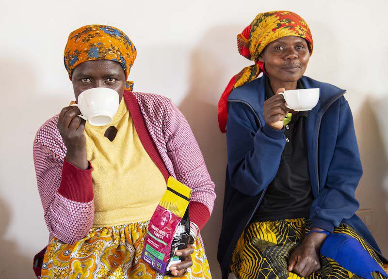 Kaffeebäuerinnen aus Ruanda trinken Angelique's Finest Kaffee
