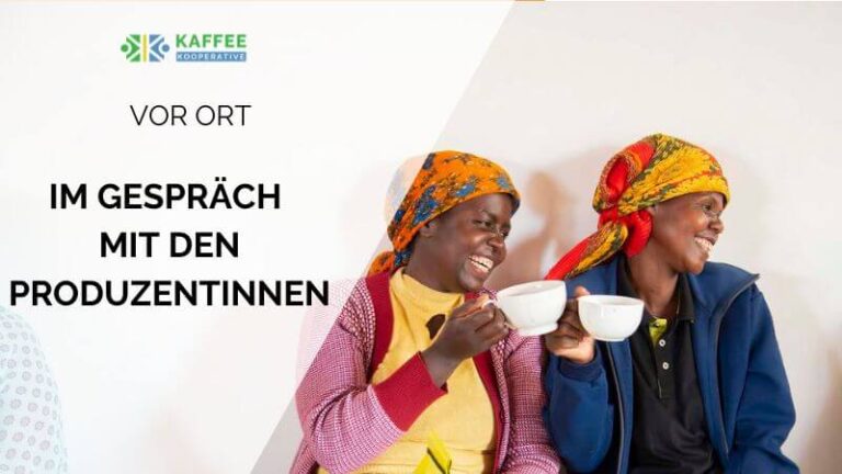 Kaffeebäuerinnen aus Ruanda trinken Kaffee