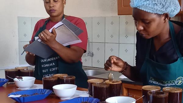 Kaffee Tasting in Ruanda mit zwei Cupperinnen