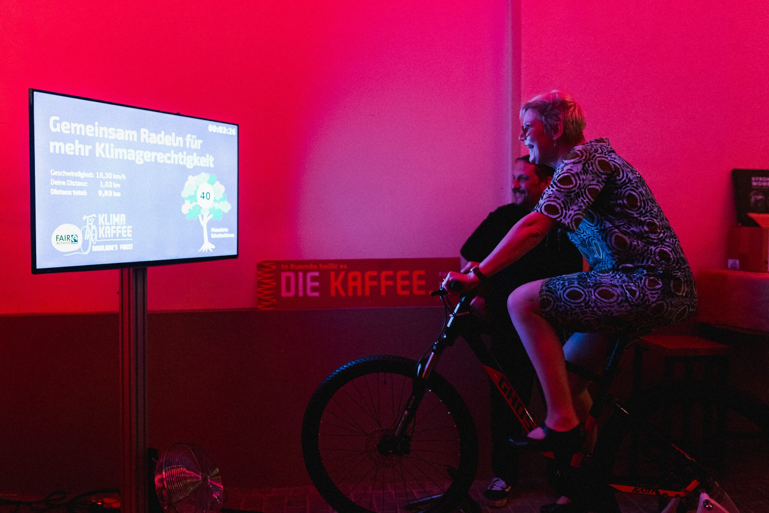 Radfahren für mehr Klimagerechtigkeit Mann auf Fahrrad blickt auf Bilschirm