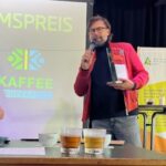 Preisvergabe durch Gernot vom Aktionsbündnis Fairer Handel Berlin
