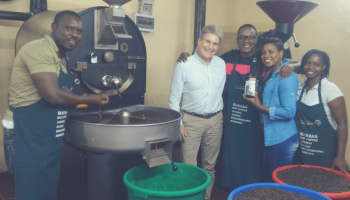 Dr. Tim Schilling von World Coffee Research stattete Rwashoscco bei der letzten Röstung einen Besuch ab
