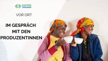 Kaffeebäuerinnen aus Ruanda trinken Kaffee